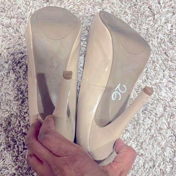 Guess peep toe 4 1/2 inch heels! - Picture 2 of 4